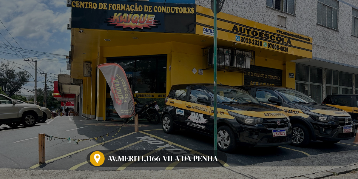 Fachada e veículos da Auto Escola Kaique, na Avenida Meriti, 1166, Vila da Penha